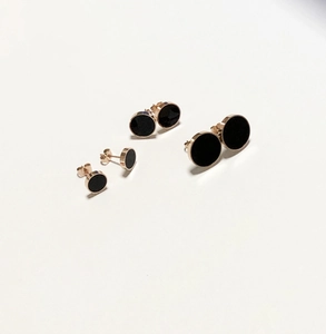 Trois paires de boucles d'oreilles en acier titane rose doré avec acrylique noir 8/10/13mm
