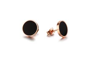 Détails des boucles d'oreilles rondes en or rose avec insert acrylique noir et fermoirs