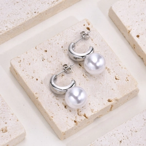 Détail des boucles d'oreilles en acier inoxydable argenté en forme de C avec perles