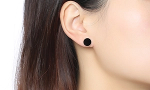 Gros plan d'élégantes boucles d'oreilles 8mm en titane or rose avec incrustation noire