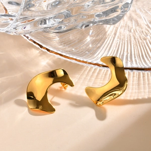 Polierte goldene unregelmäßige geometrische Ohrstecker für Damen auf beigem Grund