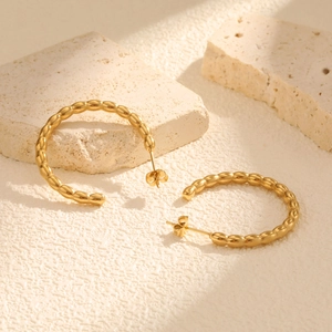 Women Fashion Brass 18K Gold Plated C-Shaped Hoop Earrings Beaded Texture Stainless Steel Ear Post Geometric Ear Jewelry