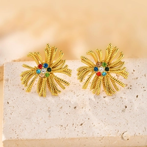 Gros plan détaillé de boucles d'oreilles tournesol dorées avec des cristaux colorés