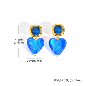 Détail de boucles d'oreilles cœur bleu rétro avec dimensions 4,1 cm x 2 cm et poids 19 g