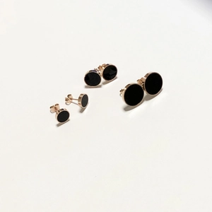 Boucles d'oreilles en acier titane rose doré avec incrustation acrylique noire