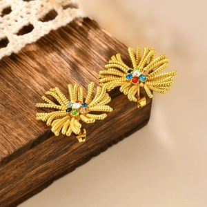 Boucles d'oreilles fleur dorées avec strass colorés et texture de corde torsadée