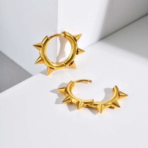 Details von goldenen Punk-Creolen mit Stachel-Design und Verschlussmechanismus