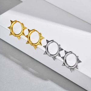 Herren Creolen aus Titanstahl mit Nieten im Punk-Stil in Gold und Silber poliert
