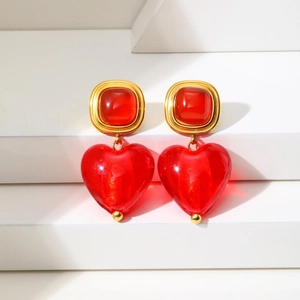 Vue détaillée des boucles d'oreilles cœur vintage avec résine rouge sur socle blanc