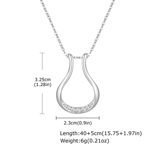 Dettaglio del pendente a ferro di cavallo con zirconi con dimensioni 3,25 cm x 2,3 cm e catena
