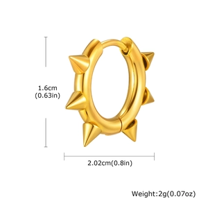 Goldener Edelstahl-Ohrring im Punk-Stil mit Nieten und Größenangaben in cm