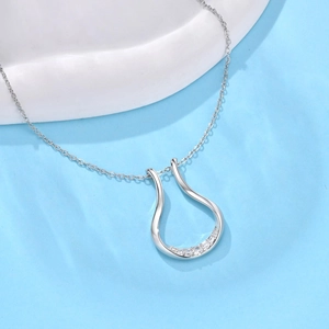 Dettaglio macro della collana con ciondolo a goccia argento e pavé di zirconi