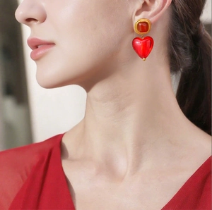 Boucles d'oreilles rétro en acier doré avec pendentifs cœurs en verre rouge sur mannequin