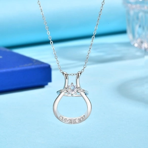 Collana minimalista in rame con ciondolo in cristallo quadrato in portagioie blu