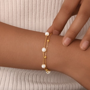 Zweilagiges goldenes Perlenarmband mit weißen Perlen und polierten Goldperlen für Damen