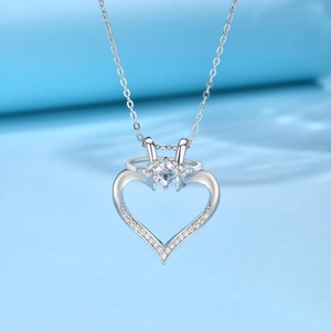 Dettaglio pendente cuore traforato con gemma quadrata e pavé di diamanti su catena argento