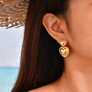 Boucles d'oreilles double cœur plaquées or 18K avec texture torsadée au bord de mer
