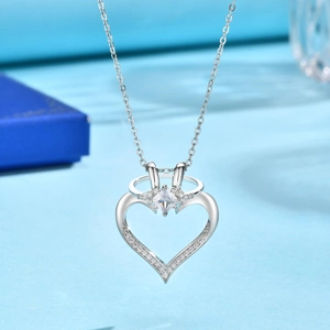 Elegante collana a cuore in argento con gemma centrale quadrata e accenti pavé lucidi
