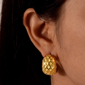 Chic 18K gold plated stainless steel C-shaped earrings with embossed rhombic texture