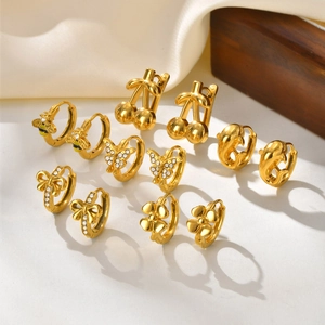 Set de pendientes ear cuff dorados con diseños de mariposa y flores con circonitas