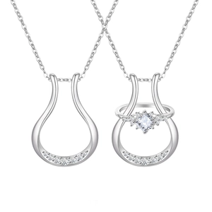 Collana porta anello a forma di U in argento con zirconi su una catena a maglie piatte