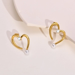 Elegante goldene Titan-Herzohrringe mit Zirkonia und weißen Perlen auf Stein