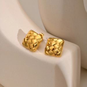 Boucles d'oreilles carrées dorées avec texture tressée et design géométrique élégant