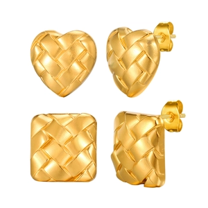 Boucles d'oreilles cœur et carrées en acier doré avec texture tissée pour femme