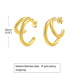 Détail des créoles doubles en forme de C de 20mm en acier doré à l'or 18k