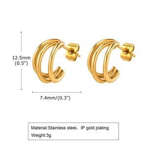 Vue détaillée des boucles d'oreilles C en acier doré 18k avec dimensions précises