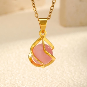 Nahaufnahme der goldenen Spiralkäfig-Anhänger mit rosa Katzenaugenstein an Kette