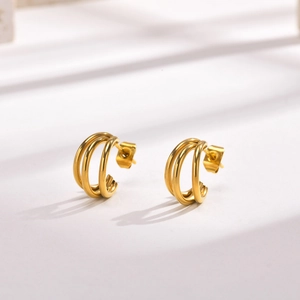 Détail de boucles d'oreilles créoles C en acier inoxydable doré 18 carats à trois fils