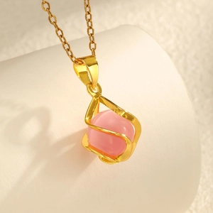 Goldener gedrehter Anhänger mit rosa Katzenaugenstein an minimalistischer Halskette