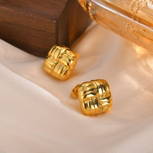 Boucles d'oreilles carrées tressées en acier inoxydable doré sur satin de soie