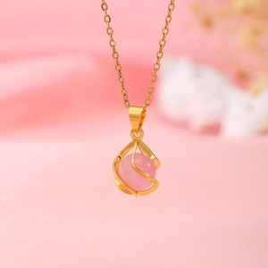 Detaillierte Makroansicht des goldenen Spiralanhängers mit rosa Katzenaugenstein