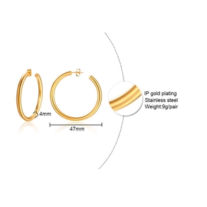 Detailansicht der 47mm Gold-Edelstahl-Creolen mit Maßen und Materialeigenschaften