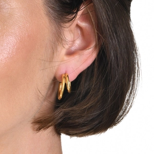 Boucles d'oreilles doubles anneaux en acier plaqué or 18k portées par un mannequin