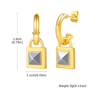 Goldene geometrische C-Creolen mit quadratischem Schlossanhänger und Nietendetails