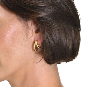 Vue latérale de boucles d'oreilles créoles doubles dorées portées par un mannequin