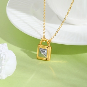 Minimalistische Goldkette mit zweifarbiger quadratischer Schnalle und Pyramidenniete