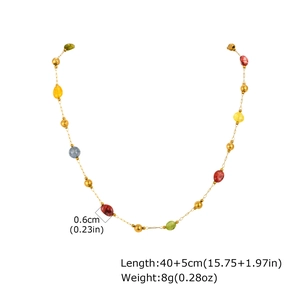 Dettaglio della collana dorata con pietre naturali di 0,6 cm e specifiche delle dimensioni