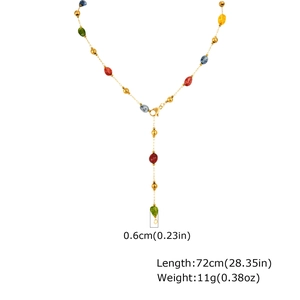Dettaglio di una collana a Y dorata con perline colorate a goccia e chiusura a moschettone