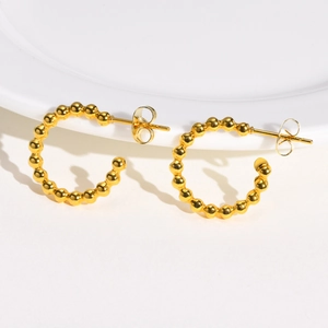 Détails de boucles d'oreilles créoles dorées en C avec perles et fermoirs papillons