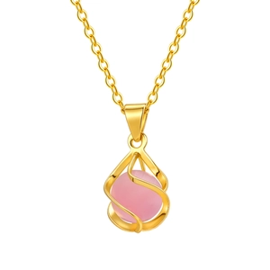 Goldene Tropfenhalskette mit rosa Katzenaugenstein-Anhänger für Damen auf weißem Grund