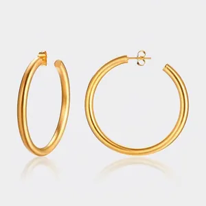 Elegante mattgoldene Edelstahl-Creolen in C-Form für Damen mit Schmetterlingsverschluss