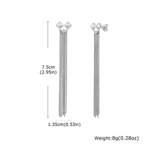 Dimensions détaillées des boucles d'oreilles cœur en argent avec pompons de 7,5 cm