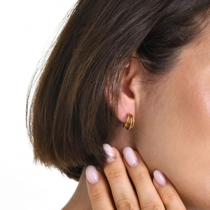 Détail de boucles d'oreilles triple créoles en acier plaqué or 18 carats