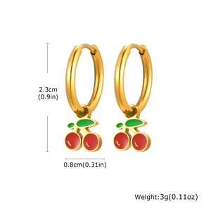 Détail des boucles d'oreilles cerise dorées mesurant 2,3 cm sur 0,8 cm pour femme
