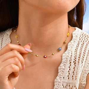 Collana a catena dorata bohémien con perline colorate in pietra naturale su modella