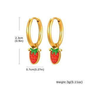 Détail de boucles d'oreilles fraise rouge avec dimensions 2,3cm et poids de 3g